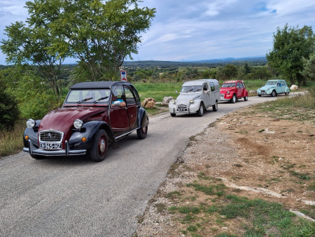 Défilé de 2CV sur notre trajet !